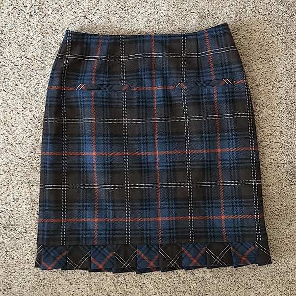CAbi Dresses & Skirts - CAbi Gorgeous Plaid Ruffled Hem Wool Mini Skirt **Size 6** 🌺🌺